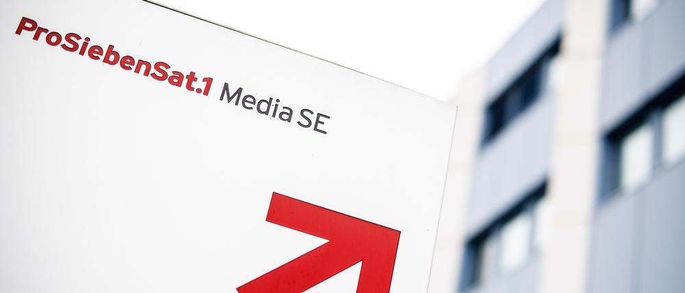 ADas Logo und der Schriftzug der «ProSiebenSat.1 Media SE» ist im Gewerbegebiet «Unterföhring Park» an einer Säule vor einem Gebäude von ProSiebenSat.1 zu sehen. 