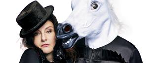 Pferdennarr und Pferdenärrin. Cora Frost, auch bekannt als Peter, Prinz von Theben.