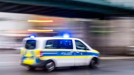 Streifenwagen der Berliner Polizei mit Blaulicht unterwegs in Berlin.