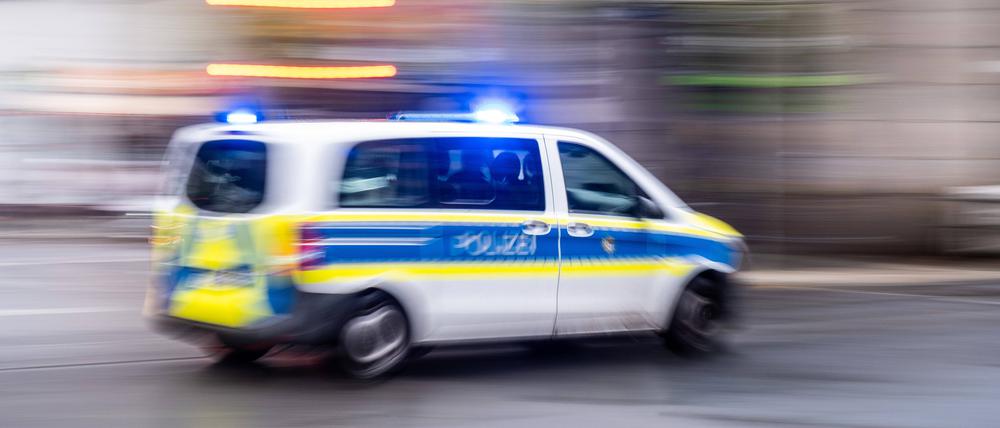 Streifenwagen der Berliner Polizei mit Blaulicht unterwegs in Berlin.
