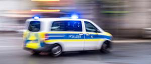 Streifenwagen der Berliner Polizei mit Blaulicht unterwegs in Berlin. 