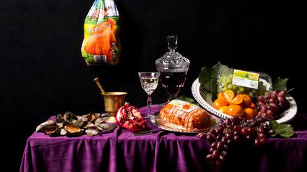Swaantje Güntzels „Discounter Still Life II“ ist eine Fotografie nach dem Gemälde „Großes Prunkstillleben mit Früchten und Geflügel“ von Abraham Hendrickz van Beijeren von 1651. Hier ein Ausschnitt.