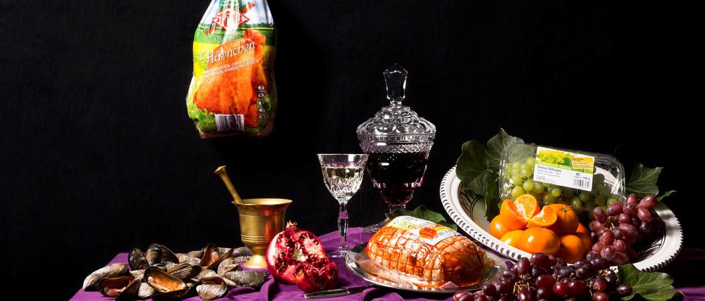 Swaantje Güntzels „Discounter Still Life II“ ist eine Fotografie nach dem Gemälde „Großes Prunkstillleben mit Früchten und Geflügel“ von Abraham Hendrickz van Beijeren von 1651. Hier ein Ausschnitt.