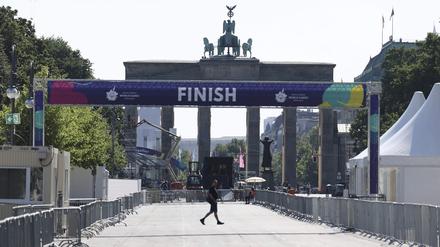 Auf der Straße des 17. Juni finden die Aufbaumaßnahmen für die Special Olympics World Games Berlin 2023 statt.