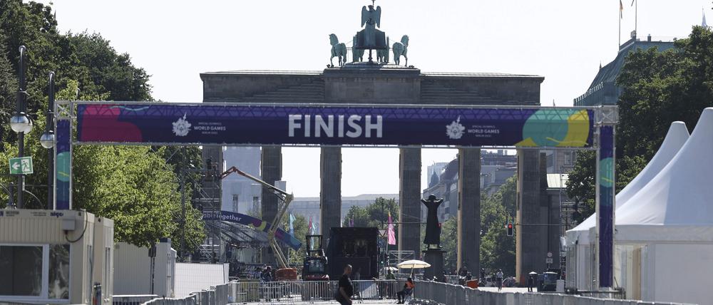 Auf der Straße des 17. Juni finden die Aufbaumaßnahmen für die Special Olympics World Games Berlin 2023 statt.