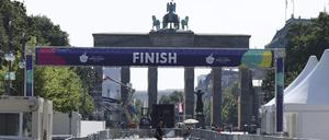 Auf der Straße des 17. Juni finden die Aufbaumaßnahmen für die Special Olympics World Games Berlin 2023 statt.