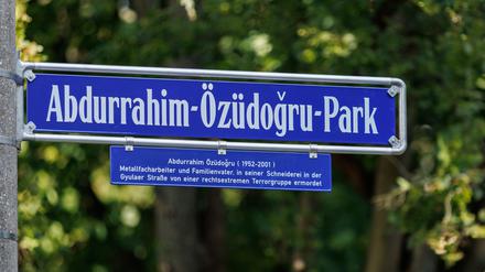„Abdurrahim-Özüdogru-Park“ steht auf einem Schild an dem neu eingeweihten Park in Nürnberg. 