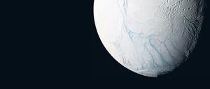 Eismond mit flüssiger Füllung: Unter dem dicken Panzer von Enceladus  liegt ein riesiger Ozean, der durch Gezeitenkräfte aufgeheizt wird.