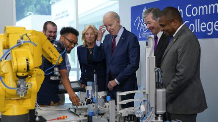 US-Präsident Joe Biden (3.v.r) setzt wirtschaftlich auf Protektionismus der Wirtschaft - um Arbeitsplätze zu schaffen.