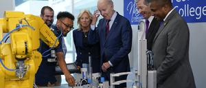 US-Präsident Joe Biden (3.v.r) setzt wirtschaftlich auf Protektionismus der Wirtschaft - um Arbeitsplätze zu schaffen.