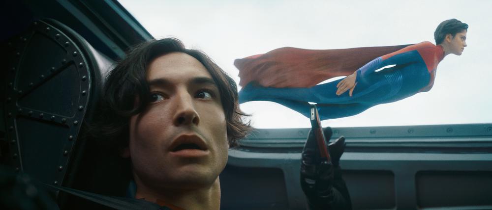 Selfie mit Superheldin: The Flash (Ezra Miller) und Supergirl (Sasha Calle) in Angriffsformation aus der Luft.