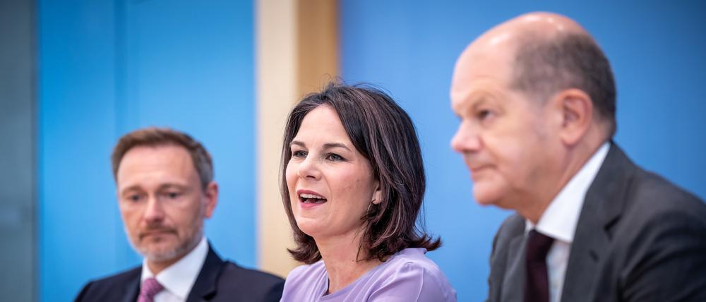 Harmonie zwischendurch: Bei der Vorstellung der Sicherheitsstrategie am Mittwoch haben Christian Lindner (FDP), Annalena Baerbock (Grüne) und Olaf Scholz (SPD) das gute Miteinander betont – das fehlte zuletzt aber oft.