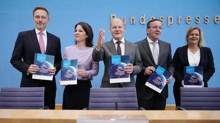  Christian Lindner (l-r, FDP), Bundesminister der Finanzen, Annalena Baerbock (Bündnis 90/Die Grünen), Außenministerin, Bundeskanzler Olaf Scholz (SPD), Boris Pistorius (SPD), Verteidigungsminister, und  Nancy Faeser (SPD), Bundesministerin des Innern und Heimat, nehmen an einer Pressekonferenz zur Nationalen Sicherheitsstrategie teil.  