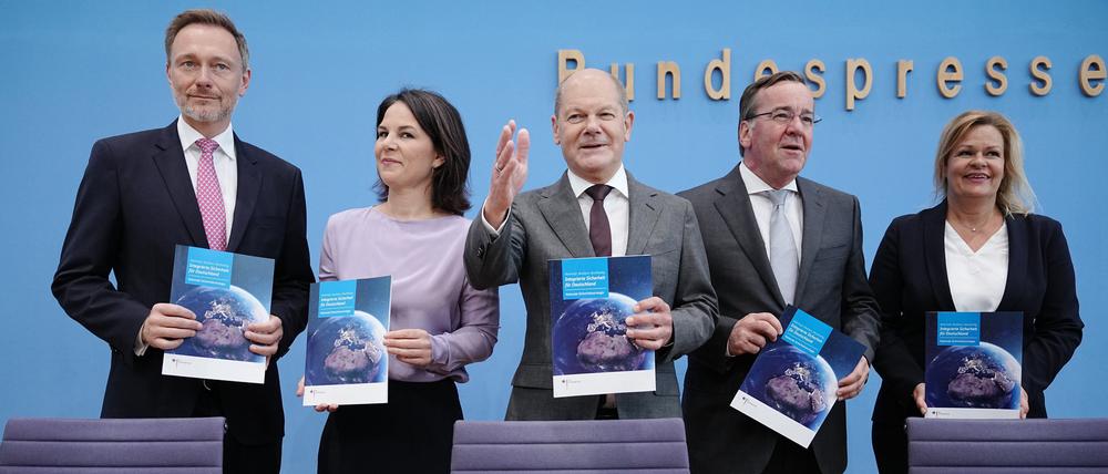 Christian Lindner (l-r, FDP), Bundesminister der Finanzen, Annalena Baerbock (Bündnis 90/Die Grünen), Außenministerin, Bundeskanzler Olaf Scholz (SPD), Boris Pistorius (SPD), Verteidigungsminister, und Nancy Faeser (SPD), Bundesministerin des Innern und Heimat, nehmen an einer Pressekonferenz zur Nationalen Sicherheitsstrategie teil.