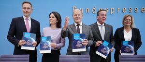  Christian Lindner (l-r, FDP), Bundesminister der Finanzen, Annalena Baerbock (Bündnis 90/Die Grünen), Außenministerin, Bundeskanzler Olaf Scholz (SPD), Boris Pistorius (SPD), Verteidigungsminister, und  Nancy Faeser (SPD), Bundesministerin des Innern und Heimat, nehmen an einer Pressekonferenz zur Nationalen Sicherheitsstrategie teil.  