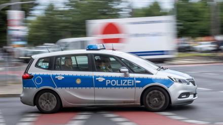 Streifenwagen der Berliner Polizei unterwegs in Berlin. / Berlin police patrol car on the road in Berlin. Polizeieinsatz *** Berlin police patrol car on the road in Berlin Berlin police patrol car on the road in Berlin police operation 