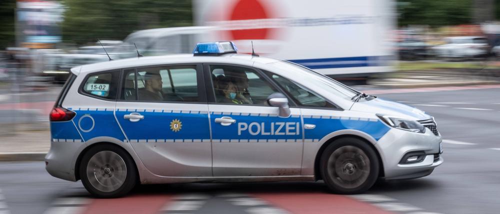 Streifenwagen der Berliner Polizei unterwegs in Berlin. / Berlin police patrol car on the road in Berlin. Polizeieinsatz *** Berlin police patrol car on the road in Berlin Berlin police patrol car on the road in Berlin police operation