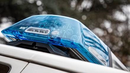 Blaulicht eines Polizeiwagens in Nahaufnahme bei Tag.