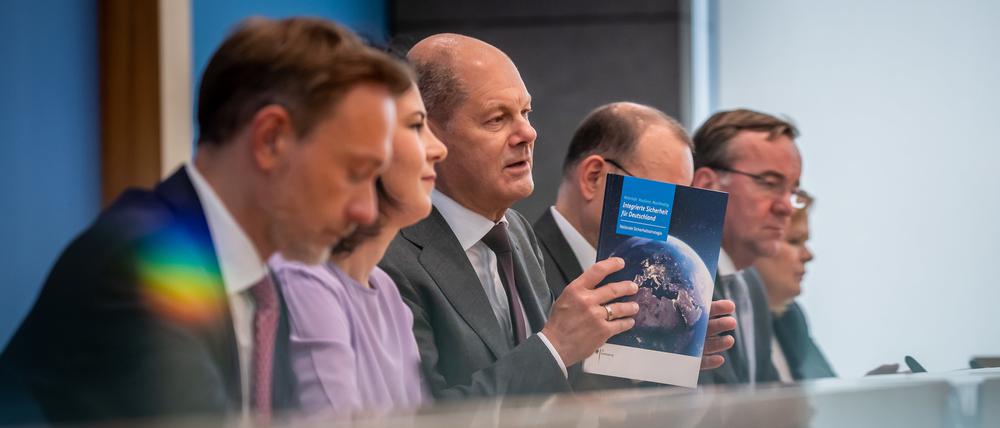 Keine Antwort auf die drängendsten Sicherheitsfragen: Finanzminister Christian Lindner, Außenministerin Annalena Baerbock. Kanzler Olaf Scholz, Verteidigungsminister Boris Pistorius und Innenministerin Nancy Faeser stellen die Nationale Sicherheitsstrategie vor.