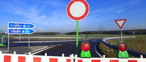 Die gesperrte Auffahrt zur Bundesautobahn 14 in Richtung Stendal und Schwerin bei Colbitz (Sachsen-Anhalt), fotografiert am 05.11.2015. Bislang ist erst ein 11,3 Kilometer Abschnitt der A14-Nordverlängerung von Magdeburg über Wittenberge nach Schwerin auf Brandenburger Gebiet frei. (zu «Kein Anschluss an A14: Wirtschaft beklagt fehlende Anbindung» vom 11.04.2017) Foto: Jens Wolf/dpa-Zentralbild/dpa +++(c) dpa - Bildfunk+++