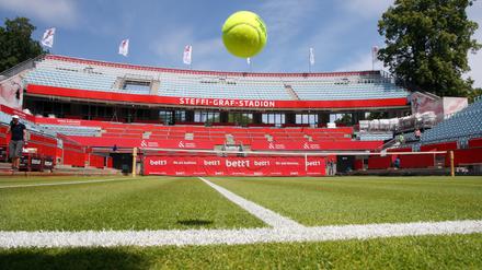 Fast bereit. Im Steffi-Graf-Stadion fliegen ab Sonnabend wieder die Tennisbälle.