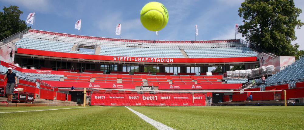 Fast bereit. Im Steffi-Graf-Stadion fliegen ab Sonnabend wieder die Tennisbälle.