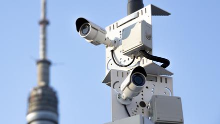 Überwachungskameras sind an einem Turm in Moskau angebracht.