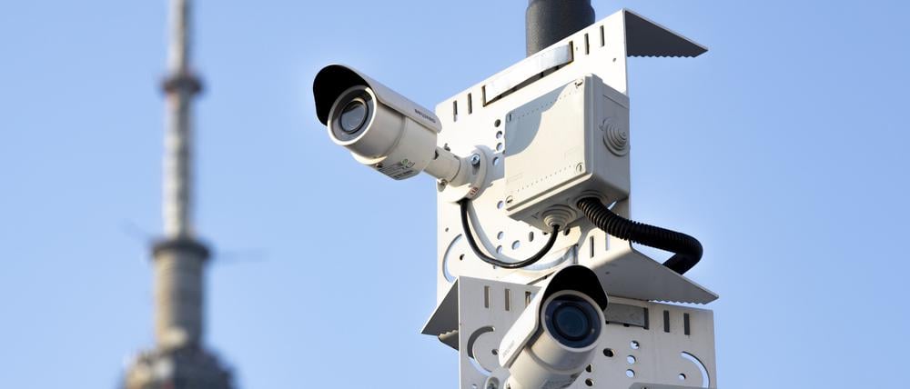 Überwachungskameras sind an einem Turm in Moskau angebracht.
