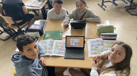 Die Viertklässler Karim, Jakub, Greta und Lena (v.l.n.r.) gestalten an ihren Tablets an der Katharina-Heinroth-Grundschule Comics. Ihre Die Schule in Wilmersdorf gehört zu den 66 Schulen Berlins, die aktiven Breitbandanschluss haben.