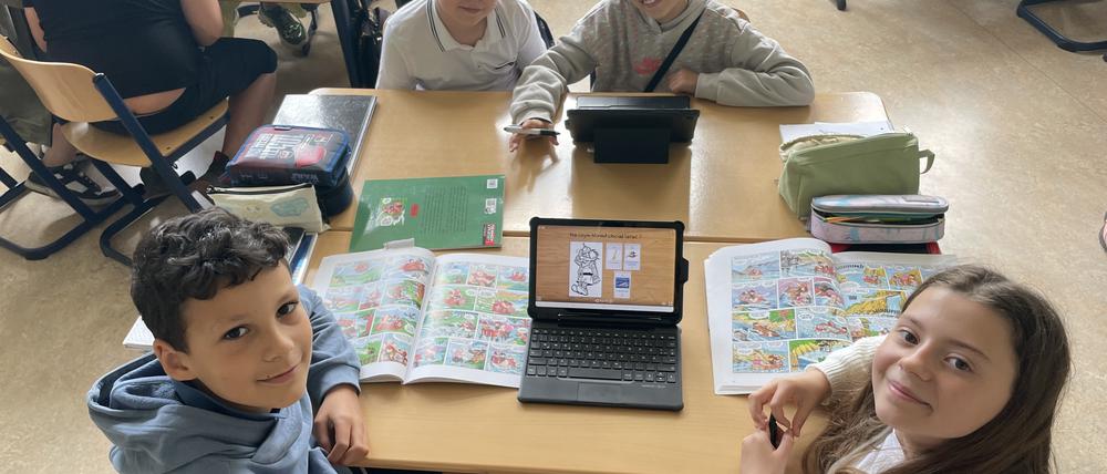 Die Viertklässler Karim, Jakub, Greta und Lena (v.l.n.r.) gestalten an ihren Tablets an der Katharina-Heinroth-Grundschule Comics. Ihre Die Schule in Wilmersdorf gehört zu den 66 Schulen Berlins, die aktiven Breitbandanschluss haben.