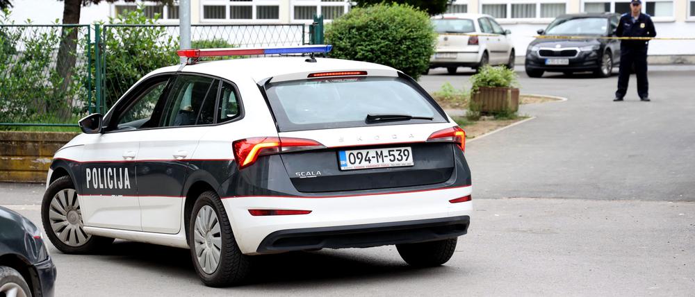 Die bosnische Polizei steht vor der Schule, in der ein Kind einen Lehrer mit einer Schusswaffe schwer verletzte.