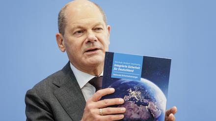 Kanzler Olaf Scholz (SPD) zeigte am Mittwoch stolz die Broschüre zur ersten Nationalen Sicherheitsstrategie.
