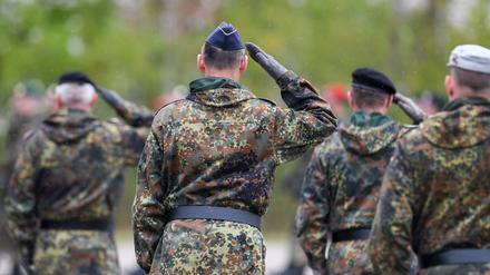 Reservisten salutieren bei einem Appell in der Fürst-Wrede-Kaserne. 