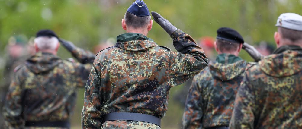 Reservisten salutieren bei einem Appell in der Fürst-Wrede-Kaserne. 