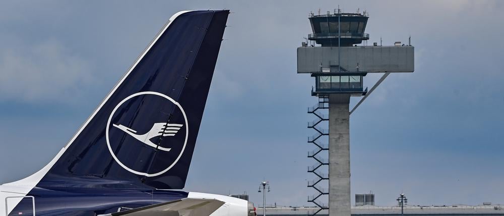 Ein Flieger der Lufthansa steht bereit am Flughafen BER: Die Airline fliegt mehrmals täglich nach München, wo sie eines ihrer beiden Drehkreuze betreibt.