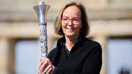 Christiane Krajewski, Präsidentin der Special Olympics World Games, hält die Fackel für die Special Olympics World Games.