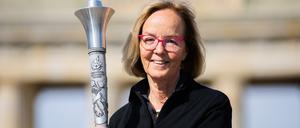 Christiane Krajewski, Präsidentin der Special Olympics World Games, hält die Fackel für die Special Olympics World Games.