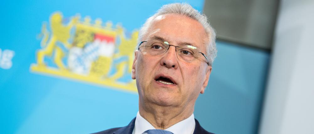 Der bayerische Innenminister Joachim Herrmann (CSU) sieht den Wählerwillen missachtet (Archivbild).