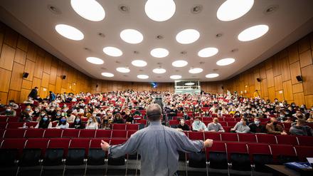 Bis vor einen vollen Hörsaal schaffen es nur wenige im Wissenschaftsbetrieb tätige Postdocs.