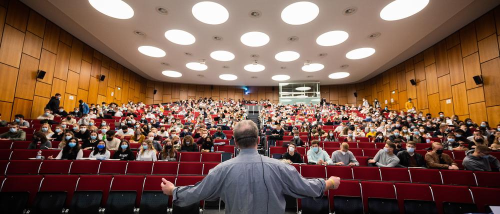 Bis vor einen vollen Hörsaal schaffen es nur wenige im Wissenschaftsbetrieb tätige Postdocs.