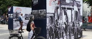 Die großformatigen Fotos sind u.a. Unter den Linden, an der Karl-Marx-Allee und am Potsdamer Platz zu sehen.