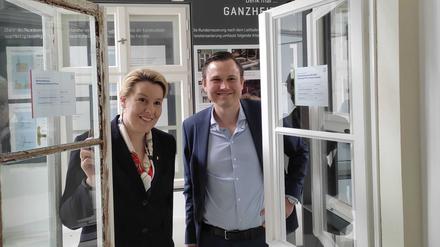 Franziska Giffey und Bastian Timm schauen durch ein saniertes Berliner Kastendoppelfenster. 