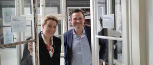 Franziska Giffey und Bastian Timm schauen durch ein saniertes Berliner Kastendoppelfenster.
