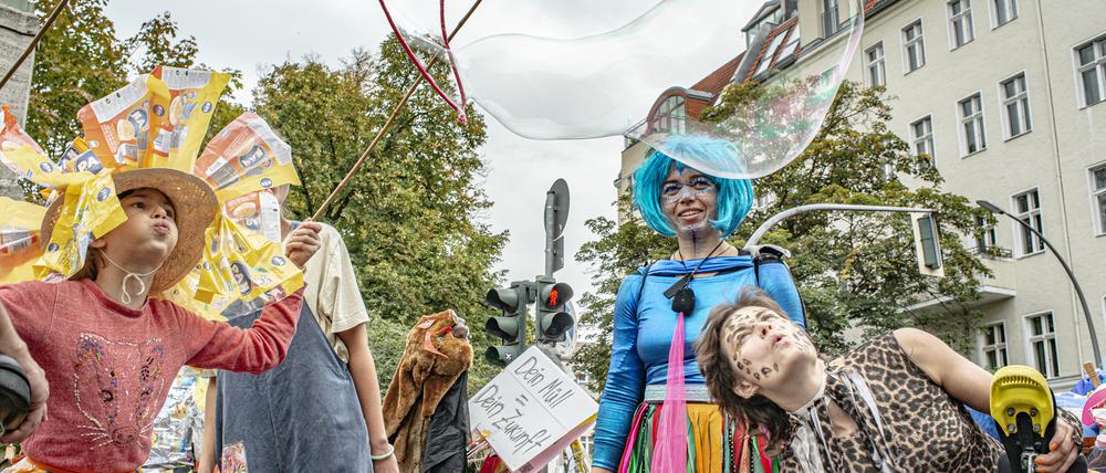 Die bunten Kostüme entstehen überwiegend aus recycelten Materialien.