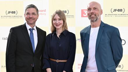 13.06.2023, Brandenburg, Potsdam: Mike Schubert (SPD, l-r), Oberbürgermeister von Potsdam, steht mit den JFBB-Festivaldirektoren, Doreen Goethe und Andreas Stein, zur Eröffnung des Jüdischen Filmfestivals Berlin Brandenburg im Hans Otto Theater auf dem roten Teppich. Neben Dokumentarfilmen stehen Kurzfilme sowie Filme zu 75 Jahre Israel auf dem Programm.
Auf dem Festival zeigen 64 Filme aus 16 Produktionsländern die Vielfalt jüdischen Lebens quer durch alle filmischen Genres. Foto: Bernd Settnik/dpa-Zentralbild/dpa +++ dpa-Bildfunk +++