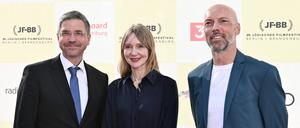 13.06.2023, Brandenburg, Potsdam: Mike Schubert (SPD, l-r), Oberbürgermeister von Potsdam, steht mit den JFBB-Festivaldirektoren, Doreen Goethe und Andreas Stein, zur Eröffnung des Jüdischen Filmfestivals Berlin Brandenburg im Hans Otto Theater auf dem roten Teppich. Neben Dokumentarfilmen stehen Kurzfilme sowie Filme zu 75 Jahre Israel auf dem Programm.
Auf dem Festival zeigen 64 Filme aus 16 Produktionsländern die Vielfalt jüdischen Lebens quer durch alle filmischen Genres. Foto: Bernd Settnik/dpa-Zentralbild/dpa +++ dpa-Bildfunk +++