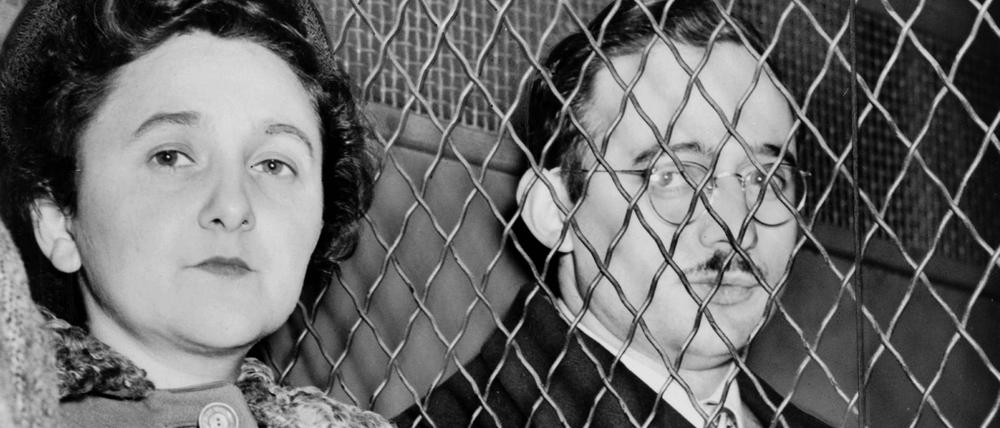 Ethel und Julius Rosenberg auf der Anklagebank.