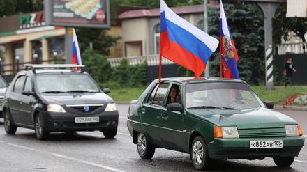 Menschen nehmen am Russland-Tag an einem Autokorso im besetzten Melitopol teil (Symbolbild).