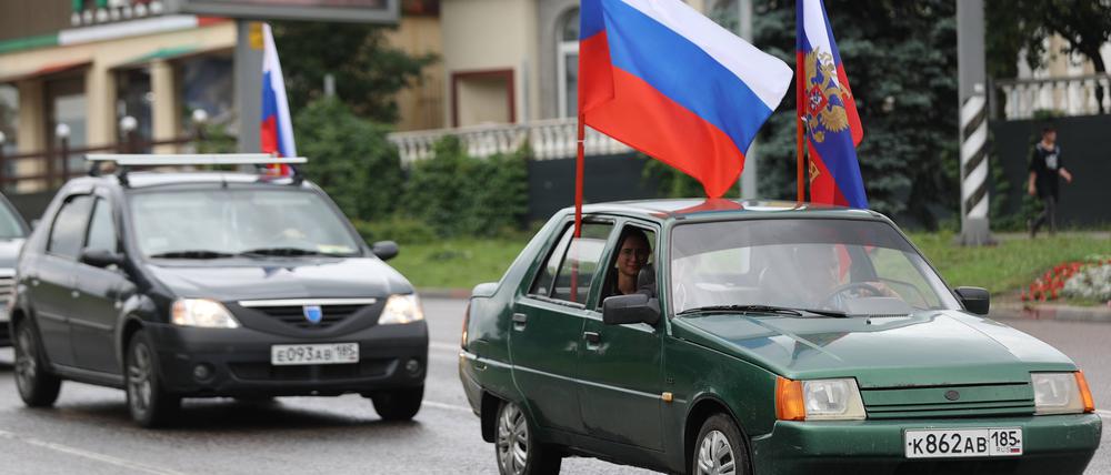 Menschen nehmen am Russland-Tag an einem Autokorso im besetzten Melitopol teil (Symbolbild).