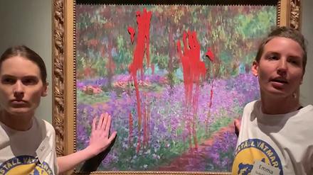 Zwei Klimaaktivistinnen haben das Schutzglas eines Gemäldes von Claude Monet mit Farbe beschmiert.
